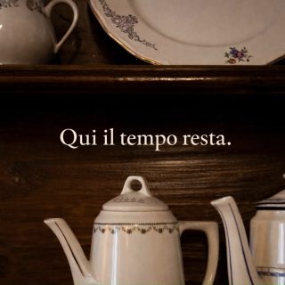 𝐐𝐮𝐞𝐬𝐭𝐚 𝐦𝐚𝐭𝐭𝐢𝐧𝐚 𝐚𝐥𝐜𝐮𝐧𝐞 𝐜𝐨𝐬𝐞 𝐧𝐨𝐧 𝐞𝐫𝐚𝐧𝐨 𝐭𝐨𝐫𝐧𝐚𝐭𝐞 𝐚𝐥 𝐥𝐨𝐫𝐨 𝐩𝐨𝐬𝐭𝐨.Una sedia leggermente spostata.Un libro rimasto aperto.Oggetti che hanno già fatto il loro gesto.Qui capiamo che qualcosa è successo.Non perché lo raccontiamo,ma perché è rimasto.Il valore non sta nel momento che passa,ma nelle tracce che continua a lasciare.𝑸𝒖𝒊 𝒊𝒍 𝒕𝒆𝒎𝒑𝒐 𝒏𝒐𝒏 𝒔𝒊 𝒄𝒐𝒏𝒔𝒖𝒎𝒂.𝑹𝒆𝒔𝒕𝒂.#maisondutata #iltemporesta #traccedivita #luoghisilenziosi #gestichesono #abitareconlentezza#ospitalitàconsapevole #memoriadeiluoghi #luxuryslow #relazionisilenziose #aostavalley #valledaosta
