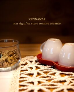 𝗟𝗮 𝘃𝗶𝗰𝗶𝗻𝗮𝗻𝘇𝗮, 𝗾𝘂𝗶, 𝗻𝗼𝗻 𝗲̀ 𝗺𝗮𝗶 𝘀𝘁𝗮𝘁𝗮 𝘂𝗻𝗮 𝗾𝘂𝗲𝘀𝘁𝗶𝗼𝗻𝗲 𝗱𝗶 𝗱𝗶𝘀𝘁𝗮𝗻𝘇𝗮 𝗳𝗶𝘀𝗶𝗰𝗮.Tra queste montagne, lo spazio ha insegnato una cosa semplice:le cose davvero vicine sono spesso quelle che sanno rispettarsi.Stare affiancate, senza invadersi.Condividere il tempo, senza occuparlo.Come alberi che crescono uno accanto all&rsquo;altro:le radici si intrecciano sotto terra,ma ognuno mantiene il proprio respiro.Accogliere, qui, non significa intrattenere.Non significa riempire ogni momento,n&eacute; costruire un&rsquo;ospitalit&agrave; che chiede attenzione continua.Significa offrire una possibilit&agrave;:quella di stare vicini senza doversi spiegare,senza dover riempire a tutti i costi lo spazio tra uno e l&rsquo;altro.Ci sono coppie che attraversano queste stanzee scoprono silenzi che non pesano.Amici che siedono nello stesso spazio,ognuno immerso nel proprio tempo.Famiglie che camminano fianco a fianco,senza bisogno di parole.Qui la vicinanza vera non chiede nulla.Permette.Permette a ognuno di essere presente a modo suo.E in questo spazio lasciato libero,accade qualcosa di inatteso:ci si sente pi&ugrave; connessi.Forse &egrave; per questo che, quando si va via,qualcuno dice:&ldquo;Qui ci siamo ritrovati.&rdquo;Non perch&eacute; sia stato organizzato qualcosa di speciale.Ma perch&eacute; &egrave; stato lasciato spazio.Spazio per stare vicininel modo che, a volte,si dimentica essere possibile.Leggero.Senza peso.Senza aspettative.💬 𝙄𝙣 𝙦𝙪𝙖𝙡𝙞 𝙨𝙥𝙖𝙯𝙞 𝙙𝙚𝙡𝙡𝙖 𝙩𝙪𝙖 𝙫𝙞𝙩𝙖 𝙨𝙚𝙣𝙩𝙞 𝙦𝙪𝙚𝙨𝙩𝙖 𝙨𝙩𝙚𝙨𝙨𝙖 𝙫𝙞𝙘𝙞𝙣𝙖𝙣𝙯𝙖?#MaisonDuTat&agrave; #AccoglienzaAutentica #LussoDiscreto #Vicinanza#SpazioCheAccoglie #RelazioniAutentiche #TempoLento #silenziochecura #ValleDAosta #MontagnaCheAccoglie @francesca_alti_photo