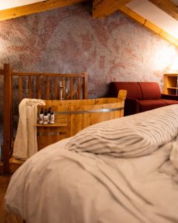 𝐐𝐮𝐢 𝐧𝐨𝐧 𝐬𝐢 𝐯𝐞𝐝𝐞 𝐜𝐨𝐬𝐚 𝐞̀ 𝐬𝐭𝐚𝐭𝐨 𝐟𝐚𝐭𝐭𝐨.𝐒𝐢 𝐢𝐧𝐭𝐮𝐢𝐬𝐜𝐞 𝐜𝐡𝐞 𝐪𝐮𝐚𝐥𝐜𝐨𝐬𝐚 𝐞̀ 𝐬𝐮𝐜𝐜𝐞𝐬𝐬𝐨.Un piano è pronto.Una tavola è apparecchiata.Gli oggetti sono al loro posto,come dopo un gesto che non ha avuto bisogno di essere raccontato.Qui il fare non è mai in scena.Resta nei dettagli.Nell’ordine imperfetto.Nel tempo che è passatoe ha lasciato una traccia leggera.È un fare silenzioso.Condiviso.Che non chiede attenzione.Qui il fare non ha bisogno di essere mostrato.Basta che resti.💬 𝑺𝒂𝒍𝒗𝒂 𝒒𝒖𝒆𝒔𝒕𝒐 𝒑𝒐𝒔𝒕 𝒔𝒆 𝒂𝒎𝒊 𝒈𝒍𝒊 𝒔𝒑𝒂𝒛𝒊 𝒄𝒉𝒆 𝒓𝒂𝒄𝒄𝒐𝒏𝒕𝒂𝒏𝒐𝒔𝒆𝒏𝒛𝒂 𝒔𝒑𝒊𝒆𝒈𝒂𝒓𝒆.#MaisonDuTatà #AccoglienzaAutentica #LussoDiscreto #InterniVissuti #CasaCheAccoglie #AbitareConCura #FareInsieme #GestiSilenziosi #CuraCondivisa #SpaziCheRaccontano #TempoCheResta #AostaValley #ValleDAosta