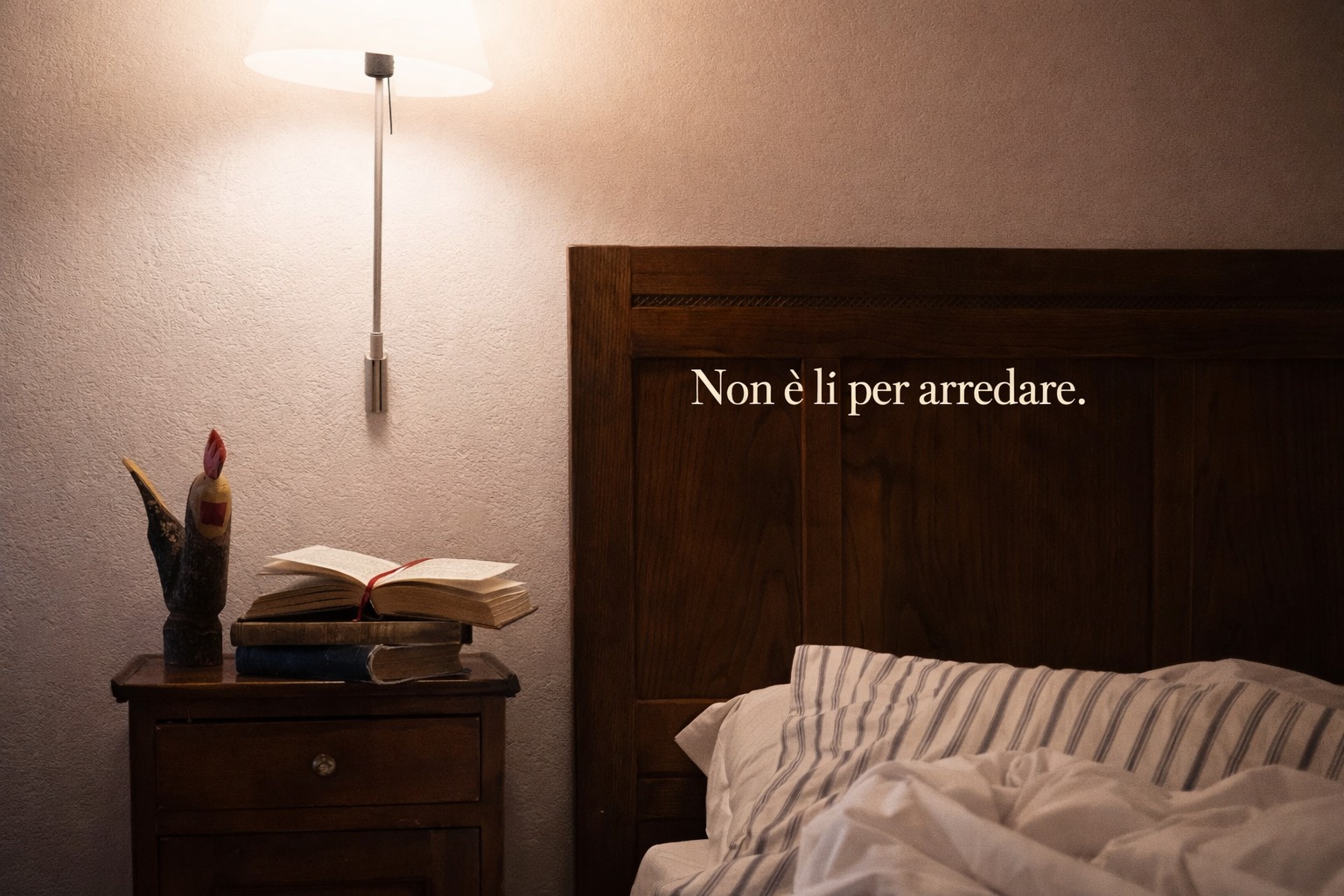 𝐂&rsquo;𝐞̀ 𝐮𝐧 𝐥𝐢𝐛𝐫𝐨 𝐬𝐮𝐥 𝐜𝐨𝐦𝐨𝐝𝐢𝐧𝐨.Non &egrave; l&igrave; per arredare.&Egrave; stato letto, lasciato, ritrovato.Alcuni li abbiamo portati noi,altri sono arrivati con gli anni.Qualcuno li ha dimenticati.Qualcuno li ha lasciati apposta.E qualcuno&hellip; li ha portati via.Va bene cos&igrave;.Qui le cose passano,ma non si perdono.𝑺𝒆 𝒂𝒏𝒄𝒉𝒆 𝒕𝒖 𝒉𝒂𝒊 𝒖𝒏 𝒍𝒊𝒃𝒓𝒐 𝒅𝒂 𝒍𝒂𝒔𝒄𝒊𝒂𝒓𝒆,𝒒𝒖𝒊 𝒕𝒓𝒐𝒗𝒆𝒓𝒂̀ 𝒊𝒍 𝒔𝒖𝒐 𝒑𝒐𝒔𝒕𝒐.#maisondutata #casadifamiglia #ospitalit&agrave;autentica #vivereunluogo #nonunhotel#luoghidavivere #libridiviaggio #libridicasa #storieinviaggio #librichepassano #letturecondivise#oggetticonunastoria #valledaosta #montagnavera #ritmilenti #tempoprezioso #fugainmontagna