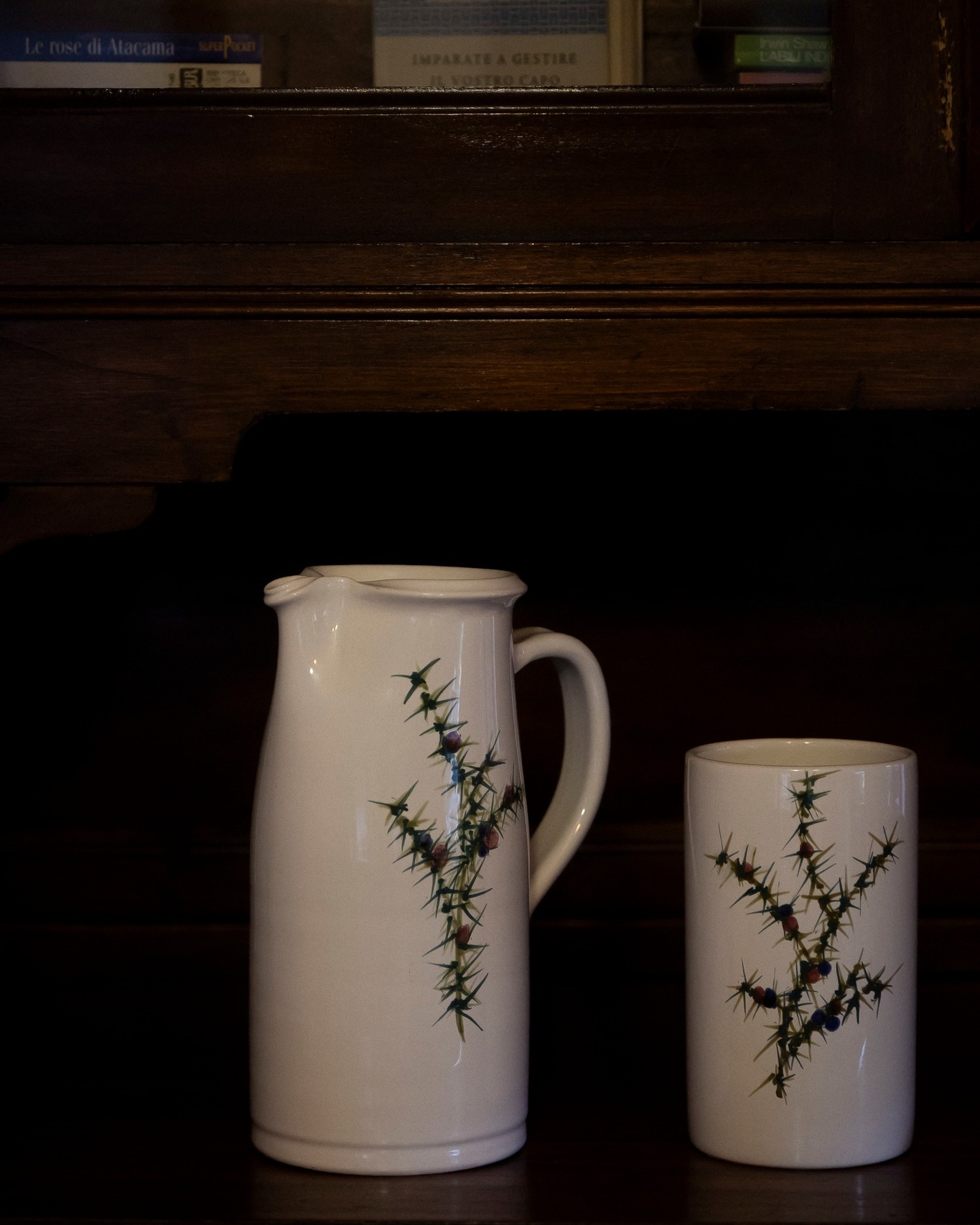 𝐂𝐢 𝐬𝐨𝐧𝐨 𝐝𝐞𝐭𝐭𝐚𝐠𝐥𝐢 𝐜𝐡𝐞 𝐟𝐚𝐧𝐧𝐨 𝐬𝐞𝐧𝐭𝐢𝐫𝐞 𝐚 𝐜𝐚𝐬𝐚.Una brocca di ceramica.Un bicchiere con lo stesso piccolo disegno.Qualche libro, il legno scuro di un mobile.Oggetti che forse non noteresti subito.Eppure sono proprio queste presenze a dare carattere a una stanza.A Maison du Tat&agrave; ci piace pensare che accogliere significhi anche questo: lasciare spazio alle piccole cose, a quelle che rendono una casa diversa da tutte le altre.Perch&eacute; sentirsi a casa, a volte, comincia ancora prima di appoggiare la valigia.𝑬 𝒕𝒖? 𝑸𝒖𝒂𝒍 𝒆̀ 𝒒𝒖𝒆𝒍 𝒑𝒊𝒄𝒄𝒐𝒍𝒐 𝒐𝒈𝒈𝒆𝒕𝒕𝒐 𝒄𝒉𝒆 𝒓𝒆𝒏𝒅𝒆 𝒔𝒖𝒃𝒊𝒕𝒐 𝒖𝒏 𝒍𝒖𝒐𝒈𝒐 𝒑𝒊𝒖̀ 𝒇𝒂𝒎𝒊𝒍𝒊𝒂𝒓𝒆 𝒂𝒊 𝒕𝒖𝒐𝒊 𝒐𝒄𝒄𝒉𝒊?#maisondutat&agrave; #anteysaintandr&eacute; #valledaosta #ospitalit&agrave;autentica #dettaglidicasa #casaconanima