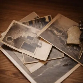 𝐏𝐫𝐢𝐦𝐚 𝐝𝐢 𝐚𝐧𝐝𝐚𝐫𝐞 𝐚𝐯𝐚𝐧𝐭𝐢, 𝐜𝐢 𝐬𝐢𝐚𝐦𝐨 𝐟𝐞𝐫𝐦𝐚𝐭𝐢.Abbiamo rimesso le mani nelle fotografie di famiglia.Nei gesti che hanno costruito questa casa.Nel tempo lento che ci ha insegnato a fare le cose bene, senza rumore.Maison du Tatà è nata così:da una storia che non aveva bisogno di essere raccontata forte,ma con cura.Negli anni abbiamo mostrato luoghi, spazi, stagioni.Ora sentiamo il bisogno di fare un passo più profondo.Non cambiamo casa.Cambiamo modo di raccontarla.Perché non basta dire dove siamo.È più importante dire perché esistiamo.Il futuro, per noi, parte sempre dalle radici.𝑬 𝒕𝒖, 𝒒𝒖𝒂𝒏𝒅𝒐 𝒗𝒊𝒂𝒈𝒈𝒊, 𝒄𝒐𝒔𝒂 𝒄𝒆𝒓𝒄𝒉𝒊 𝒅𝒂𝒗𝒗𝒆𝒓𝒐?𝑹𝒂𝒄𝒄𝒐𝒏𝒕𝒂𝒄𝒆𝒍𝒐 𝒒𝒖𝒊 𝒔𝒐𝒕𝒕𝒐 🤍