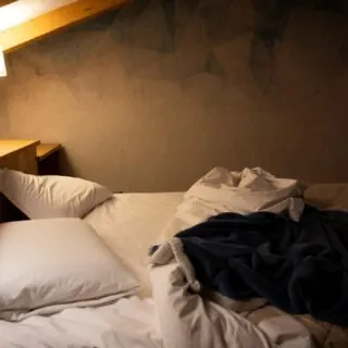 𝗟𝗮 𝘀𝗲𝗻𝘀𝗮𝘇𝗶𝗼𝗻𝗲 𝗱𝗶 𝗻𝗼𝗻 𝗱𝗼𝘃𝗲𝗿𝘁𝗶 𝗽𝗶𝘂̀ 𝘀𝘃𝗲𝗴𝗹𝗶𝗮𝗿𝗲 𝗰𝗼𝗻 𝘂𝗻 𝗮𝗹𝗹𝗮𝗿𝗺𝗲.Il vero lusso, dopo il caos delle feste, è ritrovare il tuo posto nel mondo.Non parliamo di un letto.Parliamo del tuo nido.Un luogo dove ogni fibra, ogni ombra, ogni dettaglio in legno anticoriporta il corpo a un ritmo più umano.Se la routine ti ha prosciugato,non cercare una fuga.Cerca silenzio.Cerca calore.A Maison du Tatà il riposo non è un’opzione, è una missione.Il legno insegna la lentezza.La biancheria naturale ricorda il comfort essenziale.È da qui che inizia la rigenerazione.Quando chiudi gli occhi.Questo gennaio, scegli il tuo nido.✨Dimmi: 𝗾𝘂𝗮𝗹 𝗲̀ 𝗶𝗹 𝗽𝗿𝗶𝗺𝗼 𝗴𝗲𝘀𝘁𝗼 𝗱𝗶 𝗰𝘂𝗿𝗮 𝗰𝗵𝗲 𝘃𝗼𝗿𝗿𝗲𝘀𝘁𝗶 𝗿𝗲𝗴𝗮𝗹𝗮𝗿𝘁𝗶 𝗾𝘂𝗲𝘀𝘁’𝗮𝗻𝗻𝗼?