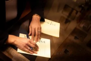 𝐍𝐨𝐧 𝐦𝐞 𝐧𝐞 𝐬𝐨𝐧𝐨 𝐚𝐜𝐜𝐨𝐫𝐭𝐚 𝐬𝐮𝐛𝐢𝐭𝐨.Ma il momento pi&ugrave; importante quinon &egrave; quando qualcuno arriva.&Egrave; quello prima.All&rsquo;inizio, quando una prenotazione entrava, pensavo che l&rsquo;accoglienza cominciasse con un sorriso alla porta, con un consiglio, con una proposta.Poi ho capito che comincia molto prima.Comincia quando prepariamo un appartamento e mi fermo un istante in silenzio.Quando sistemiamo un cuscino e lo lascio leggermente imperfetto.Quando apriamo una finestra perch&eacute; entri aria nuova.Quando scrivo un nome su un biglietto, sapendo che tra poco qualcuno lo legger&agrave;.Ogni casa ha un momento che non si vede.Quello prima che qualcuno arrivi.&Egrave; un tempo sospeso.Un gesto che prepara senza mettersi in mostra.Qui l&rsquo;accoglienza comincia prima dell&rsquo;ingresso.E resta, anche dopo.𝑸𝒖𝒂𝒏𝒅𝒐 𝒆𝒏𝒕𝒓𝒊 𝒊𝒏 𝒖𝒏 𝒍𝒖𝒐𝒈𝒐,𝒒𝒖𝒂𝒍 𝒆̀ 𝒊𝒍 𝒅𝒆𝒕𝒕𝒂𝒈𝒍𝒊𝒐 𝒄𝒉𝒆 𝒕𝒊 𝒇𝒂 𝒔𝒆𝒏𝒕𝒊𝒓𝒆 𝒅𝒂𝒗𝒗𝒆𝒓𝒐 𝒏𝒆𝒍 𝒑𝒐𝒔𝒕𝒐 𝒈𝒊𝒖𝒔𝒕𝒐?𝑺𝒄𝒓𝒊𝒗𝒊𝒎𝒊 𝒊𝒏 𝑫𝑴.#MaisonDuTat&agrave; #AccoglienzaAutentica #LussoDiscreto #CasaCheAccoglie #TempoLento #ValleDAosta #SpaziCheRaccontano