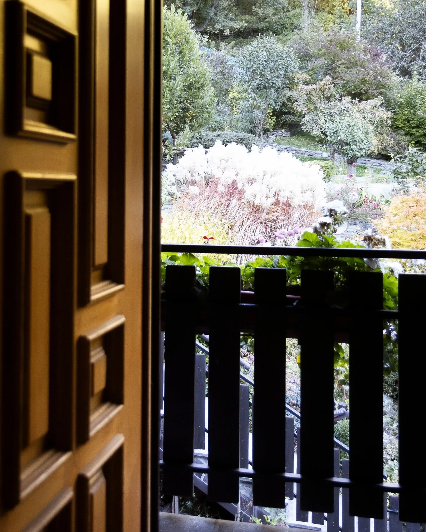 𝐍𝐨𝐧 𝐞̀ 𝐥𝐚 𝐩𝐫𝐢𝐦𝐚𝐯𝐞𝐫𝐚 𝐜𝐡𝐞 𝐜𝐚𝐦𝐛𝐢𝐚 𝐥𝐞 𝐜𝐨𝐬𝐞. 𝐄̀ 𝐥𝐚 𝐝𝐞𝐜𝐢𝐬𝐢𝐨𝐧𝐞 𝐝𝐢 𝐚𝐭𝐭𝐫𝐚𝐯𝐞𝐫𝐬𝐚𝐫𝐞 𝐮𝐧𝐚 𝐬𝐨𝐠𝐥𝐢𝐚.Ci sono momenti dell&rsquo;anno in cui non serve fare di pi&ugrave;.Serve scegliere diversamente.Marzo &egrave; questo.&Egrave; il mese in cui capiscise continuerai a rimandareo se ti concederai finalmente una pausa vera.Maison du Tat&agrave; non &egrave; un posto dove scappare.&Egrave; un posto dove scegliere.𝑬 𝒕𝒖, 𝒄𝒐𝒔𝒂 𝒔𝒕𝒂𝒊 𝒓𝒊𝒎𝒂𝒏𝒅𝒂𝒏𝒅𝒐?𝑺𝒆 𝒔𝒆𝒏𝒕𝒊 𝒄𝒉𝒆 𝒆̀ 𝒊𝒍 𝒎𝒐𝒎𝒆𝒏𝒕𝒐 𝒈𝒊𝒖𝒔𝒕𝒐, 𝒔𝒄𝒓𝒊𝒗𝒊𝒎𝒊.#MaisonDuTata #MaisonDuTat&agrave; #ValleDAosta #AostaValley #AnteySaintAndre #Tempolento #SlowLivingItaly #SlowTravel #RitmiLenti #LussoDiscreto #MontagnaItaliana #MontagnaVera #VivereLaMontagna #AlpiItaliane #Ospitalit&agrave;Autentica #LuoghiDellAnima #CaseConStoria #RifugioDiMontagna