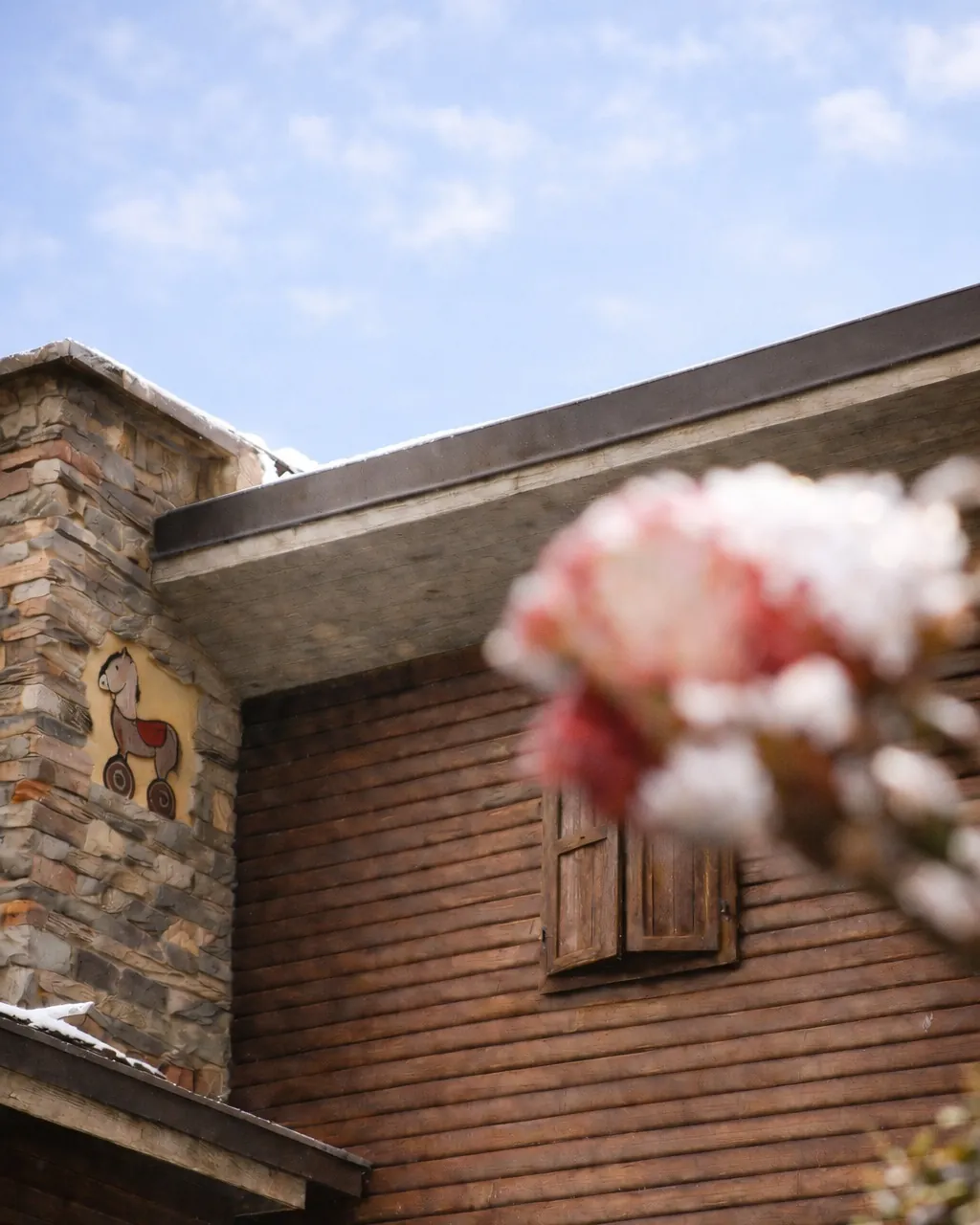 𝐌𝐚𝐫𝐳𝐨 𝐢𝐧 𝐦𝐨𝐧𝐭𝐚𝐠𝐧𝐚 𝐧𝐨𝐧 𝐞̀ 𝐚𝐧𝐜𝐨𝐫𝐚 𝐩𝐫𝐢𝐦𝐚𝐯𝐞𝐫𝐚.&Egrave; il tempo lento tra due stagioni.La neve che si ritira piano dai tetti.La luce che torna a scaldare il legno delle case.Non &egrave; il momento delle promesse.&Egrave; il momento delle radici.Qui intorno, tutto ricomincia senza fretta.La montagna lo sa da sempre.E forse &egrave; proprio per questo che chi arriva quiricomincia anche lui.#maisondutata #montagnavera #viverelemontagne #montagnaitaliana #tempolento #ritmolento #ospitalit&agrave;autentica #luxurysimplicity #naturaevita#rifugiodeltempo