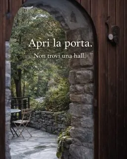 𝐀𝐩𝐫𝐢 𝐥𝐚 𝐩𝐨𝐫𝐭𝐚. Non trovi una hall. Non trovi gente. Trovi il giardino. Fai pochi passi e sei già sul Ru de Liex. Un sentiero che non devi cercare. Qui la giornata non si organizza. Inizia così. 𝑺𝒆 𝒆̀ 𝒒𝒖𝒆𝒔𝒕𝒐 𝒄𝒉𝒆 𝒄𝒆𝒓𝒄𝒉𝒊, 𝒔𝒄𝒓𝒊𝒗𝒊𝒎𝒊. #maisondutata #casadifamiglia #ospitalitaautentica #nonunhotel#spaziperstare #tempolento #ritmovero #vivereconcalma#valledaosta #aostavalley #anteysaintandré #slowlivingitaly #luoghiveri #abitaretemporaneamente