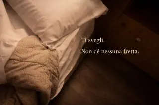𝐍𝐨𝐧 𝐜’𝐞̀ 𝐮𝐧 𝐩𝐫𝐨𝐠𝐫𝐚𝐦𝐦𝐚.Non ci sono orari da seguire.La giornata prende forma da sola,a partire da cose semplici.E spesso è proprio questo che mancava.𝑻𝒊 𝒄𝒊 𝒗𝒆𝒅𝒊?#maisondutata #casadifamiglia #ospitalitaautentica#valledaosta #aostavalley #cervinia #ritmolento #slowlivingitaly #tempopertè #vivereconcalma#starebene #spaziveri