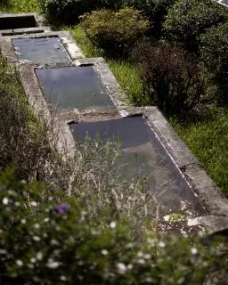 All&rsquo;inizio guardavo tutto.La casa, gli oggetti,i dettagli.Poi, piano, ho smesso.Mio figlio era fuori.Giocava.Io ero l&igrave;, seduto.Senza fare molto.Ed era giusto cos&igrave;.Non &egrave; successo niente di speciale.Solo che, per un momento,non avevo bisogno di altro.#maisondutat&agrave; #storiediluoghi #viaggiarediverso #famigliainviaggio #ritmidiversi#slowfamily #esperienzautentica #luoghidellanima #travelwithkids #intentionaltravel #slowliving #valledaostaexperience