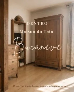 𝐃𝐄𝐍𝐓𝐑𝐎 𝐌𝐀𝐈𝐒𝐎𝐍 𝐃𝐔 𝐓𝐀𝐓𝐀̀𝐁𝐮𝐜𝐚𝐧𝐞𝐯𝐞Prima ancora che esistesse Maison du Tatà, c'era già qualcuno che apriva la porta ai viaggiatori.Bucaneve è uno dei primi piccoli appartamenti che nostro nonno Mario adattò per accogliere i turisti.All'epoca, al piano terra della casa, gestiva il suo bazar e il primo distributore di benzina della Valtournenche.La casa cambiava con il tempo, ma continuava a fare ciò che aveva sempre fatto: accogliere.Ancora oggi Bucaneve conserva quella stessa semplicità.È il nostro appartamento più raccolto, perfetto per una coppia, per due amici o per chi viaggia con il proprio cane.E custodisce ancora alcuni mobili appartenuti ai nostri bisnonni paterni: la cassettiera e il grande armadio.Per noi non sono semplici arredi.Sono un modo silenzioso per far continuare a vivere la storia della nostra famiglia, insieme a quella di chi oggi sceglie Maison du Tatà.𝑸𝒖𝒂𝒏𝒅𝒐 𝒆𝒏𝒕𝒓𝒊 𝒊𝒏 𝒖𝒏𝒂 𝒄𝒂𝒔𝒂, 𝒄𝒐𝒔𝒂 𝒕𝒊 𝒇𝒂 𝒔𝒆𝒏𝒕𝒊𝒓𝒆 𝒅𝒂𝒗𝒗𝒆𝒓𝒐 𝒊𝒍 𝒃𝒆𝒏𝒗𝒆𝒏𝒖𝒕𝒐?#maisondutatà #dentromaisondutatà #bucaneve #casadifamiglia #slowliving #ospitalitàautentica #curadeidettagli #mobiliantichi #storiedicasa #valdosta #anteysaintandré #appartamentivacanza #montagnaitaliana #caseconanima #viaggiareconlentezza #homeinspiration #legnoantico #famiglianavillod