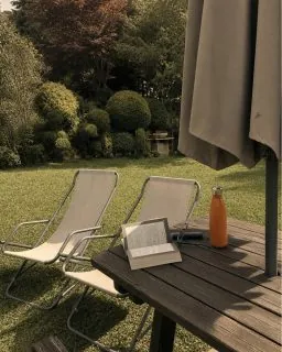 𝐋𝐮𝐜i𝐚 𝐧𝐨𝐧 𝐬𝐞 𝐧'𝐞̀ 𝐚𝐜𝐜𝐨𝐫𝐭a 𝐬𝐮𝐛𝐢𝐭𝐨.Me l'ha raccontato una mattina, mentre parlavamo dei giorni trascorsi qui.I primi tempi guardava ancora l'orologio.Colazione a una certa ora.Partenza per la passeggiata.Pranzo.Rientro.Poi, senza averlo deciso, qualcosa è cambiato.Una mattina il caffè è durato più del previsto.Un'altra è uscita senza sapere esattamente a che ora sarebbe tornata.E un giorno ha pranzato alle due.«𝐴 𝑐𝑎𝑠𝑎 𝑚𝑖 𝑎𝑣𝑟𝑒𝑏𝑏𝑒 𝑑𝑎𝑡𝑜 𝑓𝑎𝑠𝑡𝑖𝑑𝑖𝑜 𝑒𝑠𝑠𝑒𝑟𝑒 𝑐𝑜𝑠𝑖̀ 𝑖𝑛 𝑟𝑖𝑡𝑎𝑟𝑑𝑜», mi ha detto sorridendo.Qui, invece, non era in ritardo su niente.Quella frase mi è rimasta.Perché forse 𝐚𝐧𝐝𝐚𝐫𝐞 𝐢𝐧 𝐯𝐚𝐜𝐚𝐧𝐳𝐚 𝐞 𝐬𝐞𝐧𝐭𝐢𝐫𝐬𝐢 𝐢𝐧 𝐯𝐚𝐜𝐚𝐧𝐳𝐚 𝐧𝐨𝐧 𝐬𝐨𝐧𝐨 𝐞𝐬𝐚𝐭𝐭𝐚𝐦𝐞𝐧𝐭𝐞 𝐥𝐚 𝐬𝐭𝐞𝐬𝐬𝐚 𝐜𝐨𝐬𝐚.La seconda comincia un po' dopo.Quando le giornate smettono di essere una successione di cose da fare e tornano, semplicemente, a essere giornate.A Maison du Tatà non sappiamo quando succeda.Ma ogni tanto qualcuno ce lo racconta.E quasi sempre, nel racconto, c'è un orologio che a un certo punto ha smesso di essere così importante.𝑻𝒖 𝒓𝒊𝒄𝒐𝒓𝒅𝒊 𝒊𝒍 𝒎𝒐𝒎𝒆𝒏𝒕𝒐 𝒑𝒓𝒆𝒄𝒊𝒔𝒐 𝒊𝒏 𝒄𝒖𝒊 𝒉𝒂𝒊 𝒄𝒂𝒑𝒊𝒕𝒐: 𝒂𝒅𝒆𝒔𝒔𝒐 𝒔𝒊̀, 𝒔𝒐𝒏𝒐 𝒊𝒏 𝒗𝒂𝒄𝒂𝒏𝒛𝒂?#maisondutatà #valledaosta #anteysaintandrè #slowtravel #slowliving #slowhospitality #tempoperse #ritmilenti #vacanzeinmontagna #estateinmontagna #viverelemontagna #ospitalitaautentica #lussodiscreto #montagnaitaliana