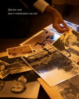 𝐍𝐨𝐢 𝐬𝐢𝐚𝐦𝐨 𝐚𝐫𝐫𝐢𝐯𝐚𝐭𝐢 𝐝𝐨𝐩𝐨.Dopo le mani, i volti, gli oggetti.Dopo il legno lavorato, le porte aperte, le fotografie conservate nei cassetti.Prima che diventasse Maison du Tat&agrave;, questa era gi&agrave; una casa piena di vita.Alcune cose sono cambiate.Altre sono rimaste.Non per diventare ricordi da mostrare,ma perch&eacute; continuano ad appartenerci.Forse anche il nostro modo di accogliere viene da qui.Dall'essere cresciuti tra oggetti che custodiscono storie, gesti tramandati e quella cura silenziosa che, in una famiglia, spesso non ha bisogno di essere spiegata.Oggi quelle stesse porte si aprono a chi arriva da lontano.E ogni volta succede qualcosa di semplice e bellissimo:𝐚𝐥𝐥𝐚 𝐬𝐭𝐨𝐫𝐢𝐚 𝐜𝐡𝐞 𝐜'𝐞𝐫𝐚 𝐠𝐢𝐚̀, 𝐬𝐞 𝐧𝐞 𝐚𝐠𝐠𝐢𝐮𝐧𝐠𝐞 𝐮𝐧'𝐚𝐥𝐭𝐫𝐚.𝐋𝐚 𝐯𝐨𝐬𝐭𝐫𝐚.𝑪'𝒆̀ 𝒖𝒏 𝒐𝒈𝒈𝒆𝒕𝒕𝒐 𝒅𝒊 𝒇𝒂𝒎𝒊𝒈𝒍𝒊𝒂 𝒄𝒉𝒆 𝒄𝒖𝒔𝒕𝒐𝒅𝒊𝒕𝒆 𝒑𝒆𝒓𝒄𝒉𝒆́ 𝒓𝒂𝒄𝒄𝒐𝒏𝒕𝒂 𝒒𝒖𝒂𝒍𝒄𝒐𝒔𝒂 𝒅𝒊 𝒗𝒐𝒊?#maisondutat&agrave; #valledaosta #anteysaintandr&eacute; #aostavalley #radici #storiadifamiglia #memoriadifamiglia #casaconanima #ospitalit&agrave;difamiglia #ospitalit&agrave;autentica #gestiantichi #legno #artigianalit&agrave; #vitadimontagna #cura