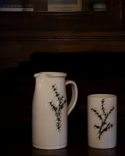𝐂𝐢 𝐬𝐨𝐧𝐨 𝐝𝐞𝐭𝐭𝐚𝐠𝐥𝐢 𝐜𝐡𝐞 𝐟𝐚𝐧𝐧𝐨 𝐬𝐞𝐧𝐭𝐢𝐫𝐞 𝐚 𝐜𝐚𝐬𝐚.Una brocca di ceramica.Un bicchiere con lo stesso piccolo disegno.Qualche libro, il legno scuro di un mobile.Oggetti che forse non noteresti subito.Eppure sono proprio queste presenze a dare carattere a una stanza.A Maison du Tat&agrave; ci piace pensare che accogliere significhi anche questo: lasciare spazio alle piccole cose, a quelle che rendono una casa diversa da tutte le altre.Perch&eacute; sentirsi a casa, a volte, comincia ancora prima di appoggiare la valigia.𝑬 𝒕𝒖? 𝑸𝒖𝒂𝒍 𝒆̀ 𝒒𝒖𝒆𝒍 𝒑𝒊𝒄𝒄𝒐𝒍𝒐 𝒐𝒈𝒈𝒆𝒕𝒕𝒐 𝒄𝒉𝒆 𝒓𝒆𝒏𝒅𝒆 𝒔𝒖𝒃𝒊𝒕𝒐 𝒖𝒏 𝒍𝒖𝒐𝒈𝒐 𝒑𝒊𝒖̀ 𝒇𝒂𝒎𝒊𝒍𝒊𝒂𝒓𝒆 𝒂𝒊 𝒕𝒖𝒐𝒊 𝒐𝒄𝒄𝒉𝒊?#maisondutat&agrave; #anteysaintandr&eacute; #valledaosta #ospitalit&agrave;autentica #dettaglidicasa #casaconanima